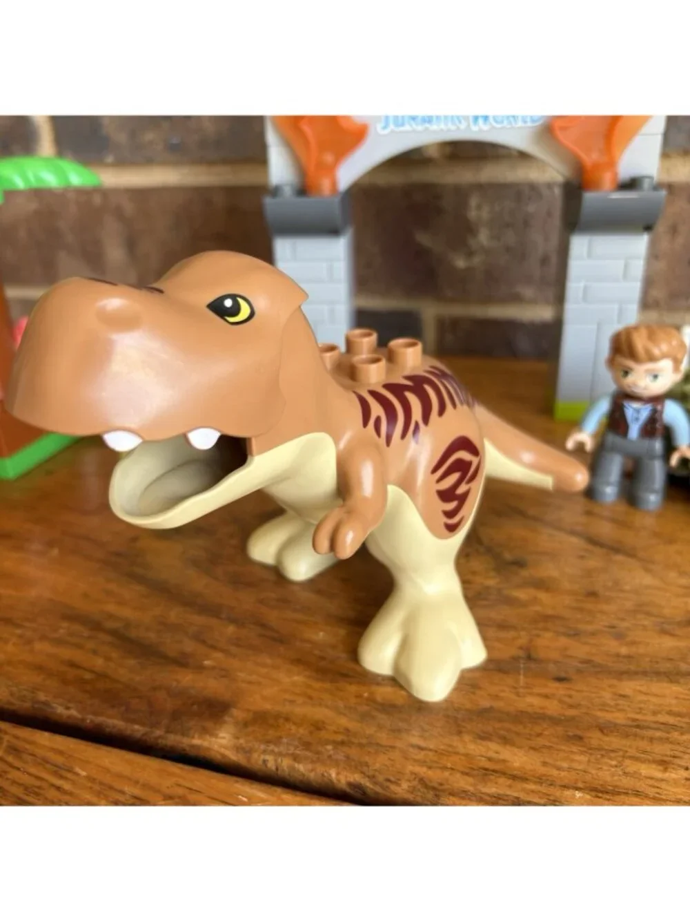 Lego Duplo 10939 Jurassic World T. Rex and Triceratops Dinosaur Breakout